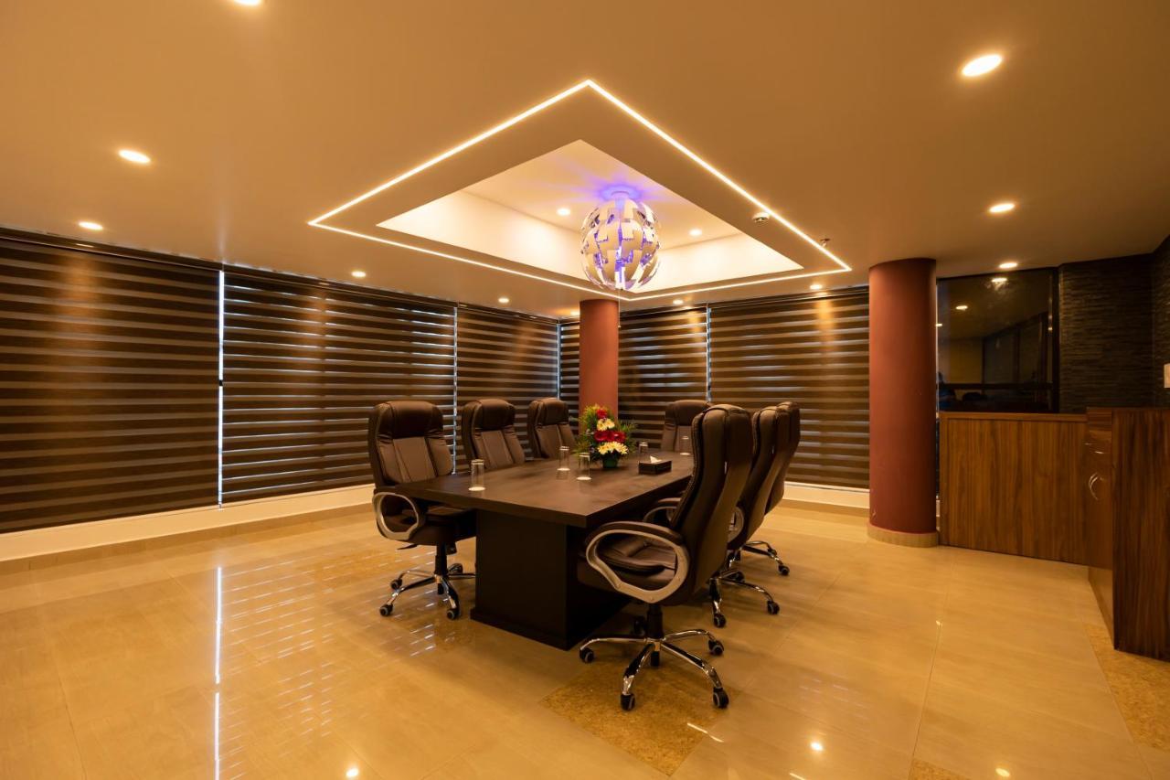 Готель Dev Residency Thiruvananthapuram Екстер'єр фото