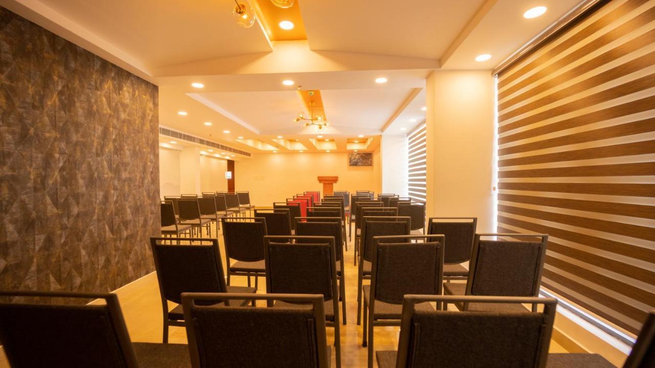 Готель Dev Residency Thiruvananthapuram Екстер'єр фото
